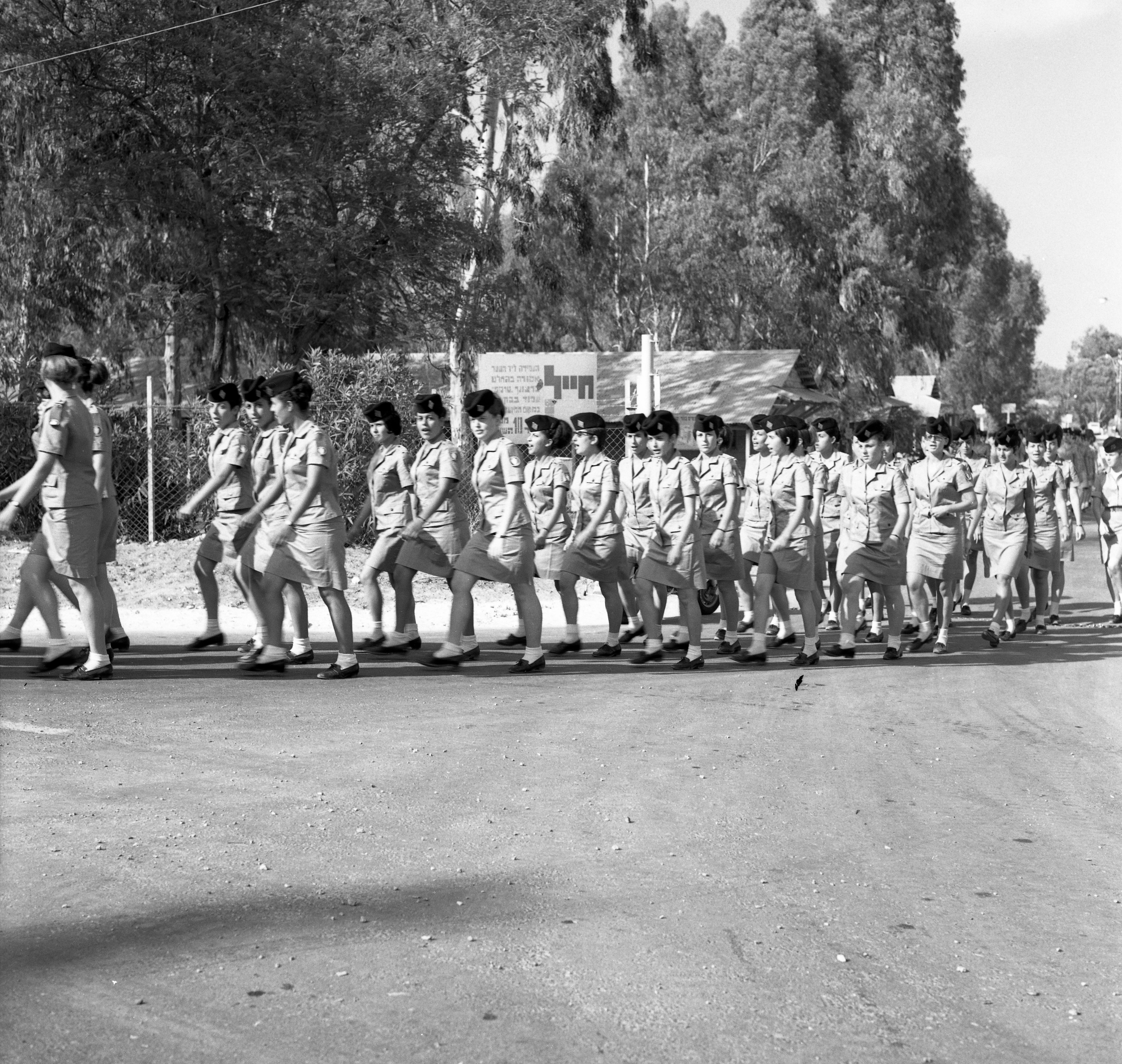  מסדר חיילות סיום טירונות עם מפקדת חיל הנשים אל"מ 