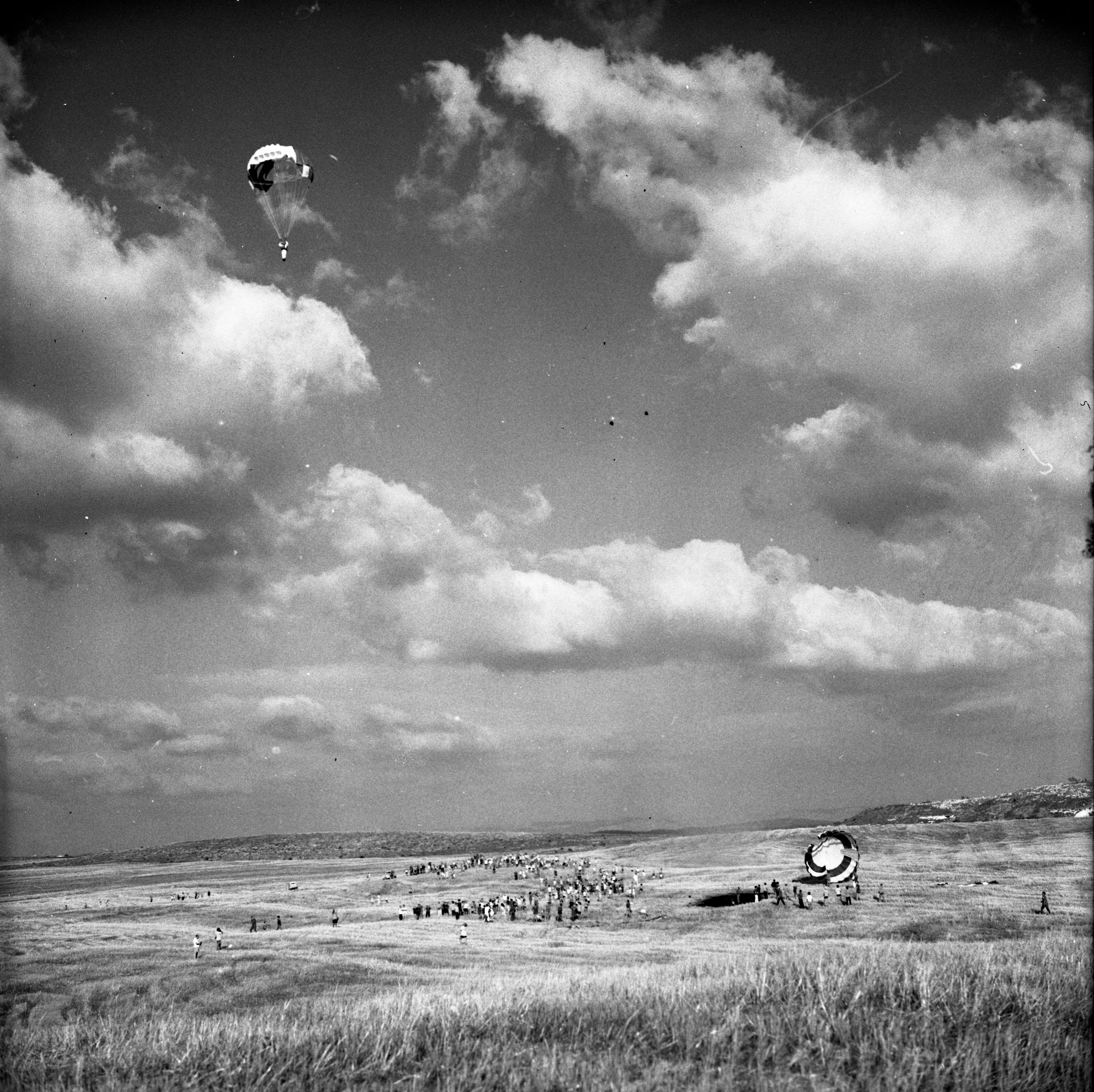  מפגן צניחה בשדות כפר מנחם; 1968