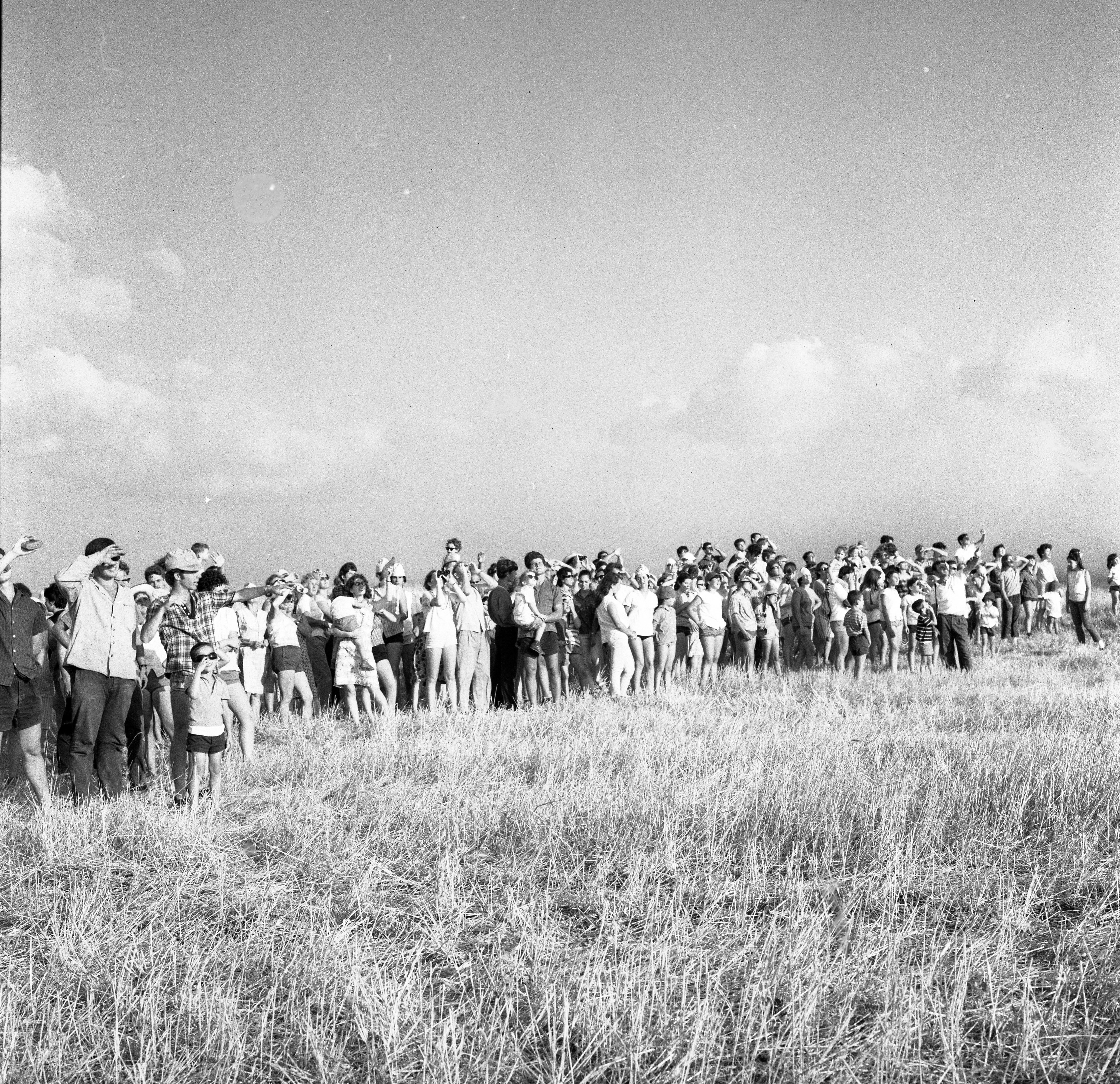  מפגן צניחה בשדות כפר מנחם; 1968