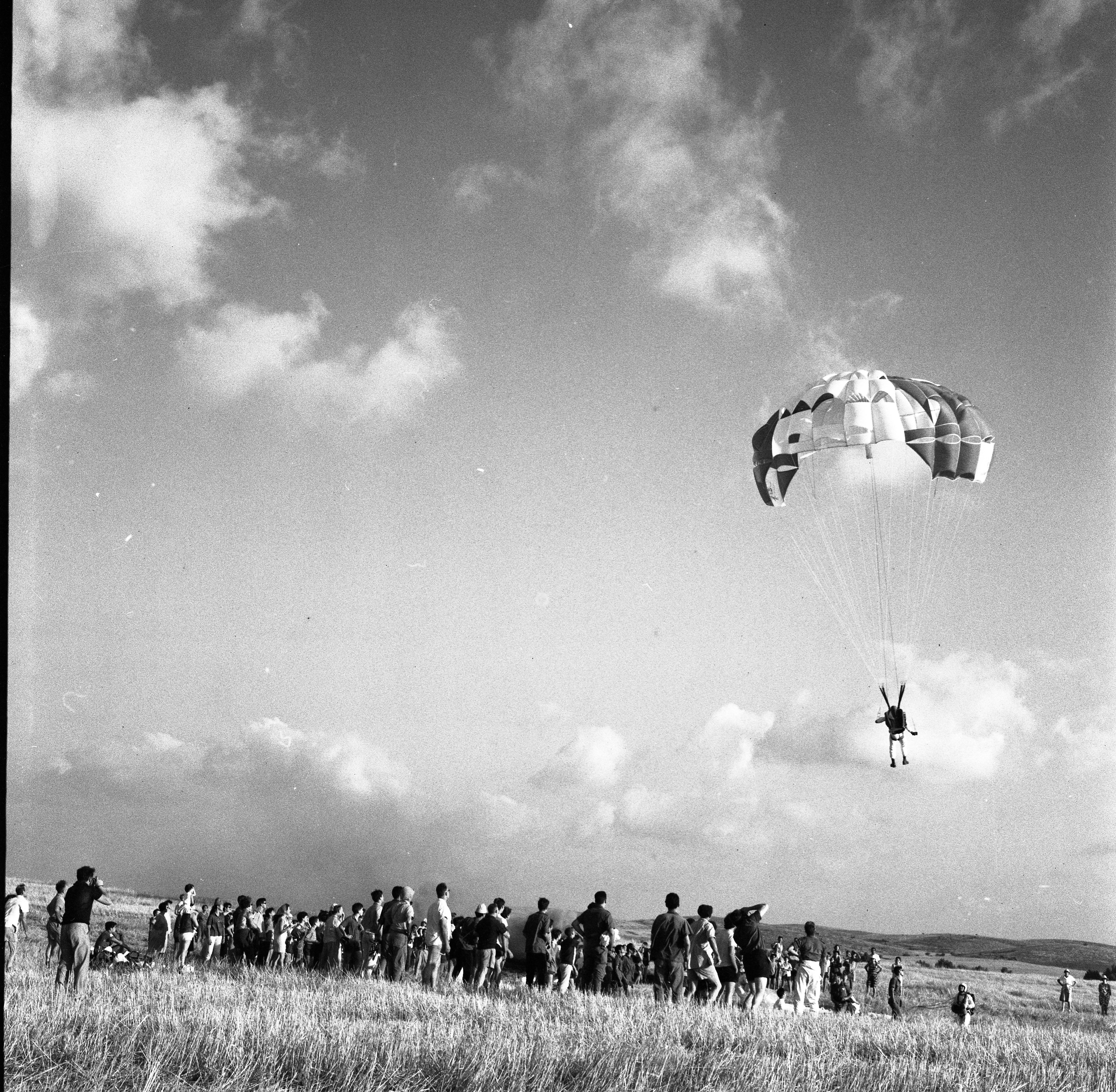  מפגן צניחה בשדות כפר מנחם; 1968