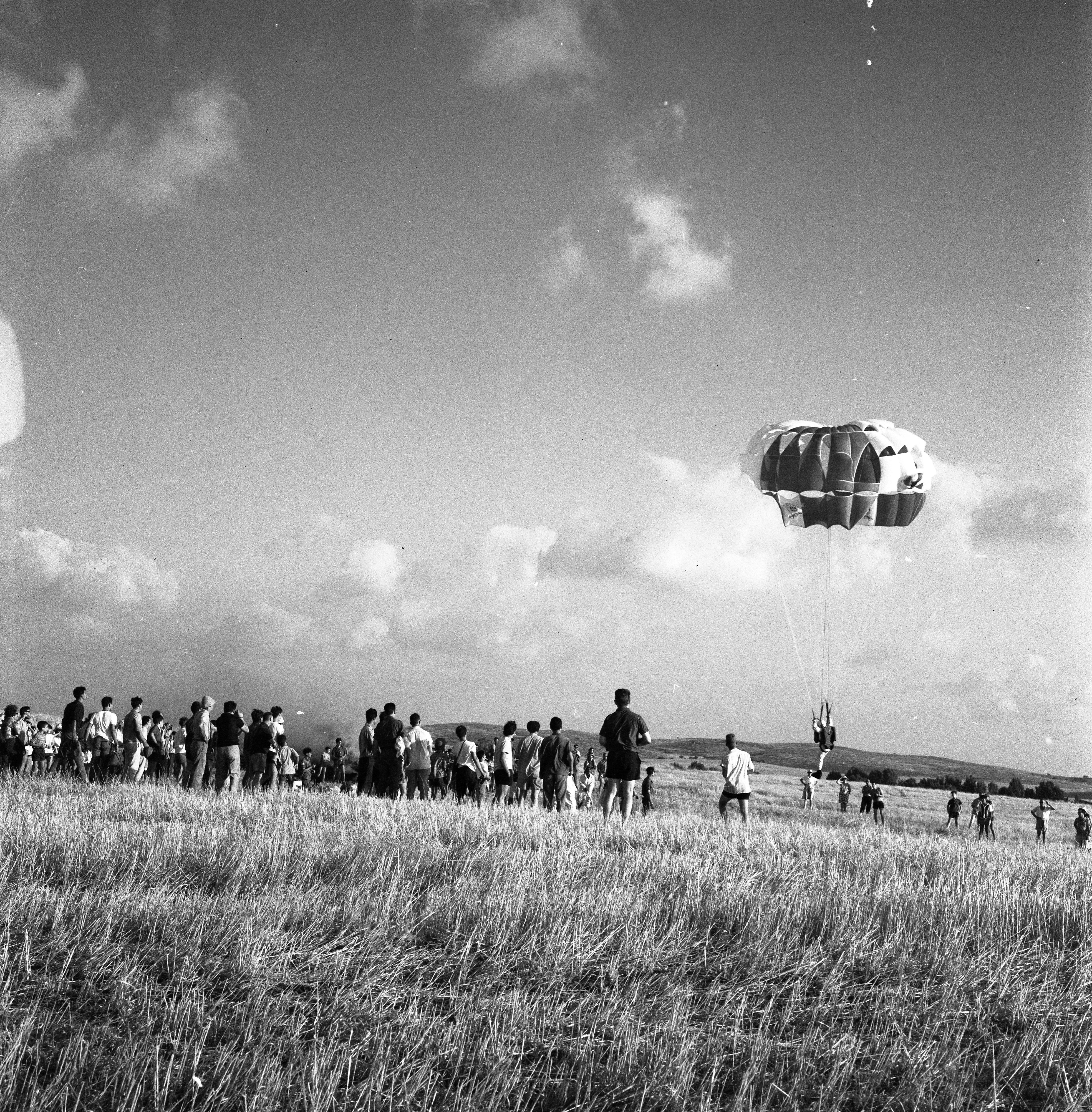  מפגן צניחה בשדות כפר מנחם; 1968