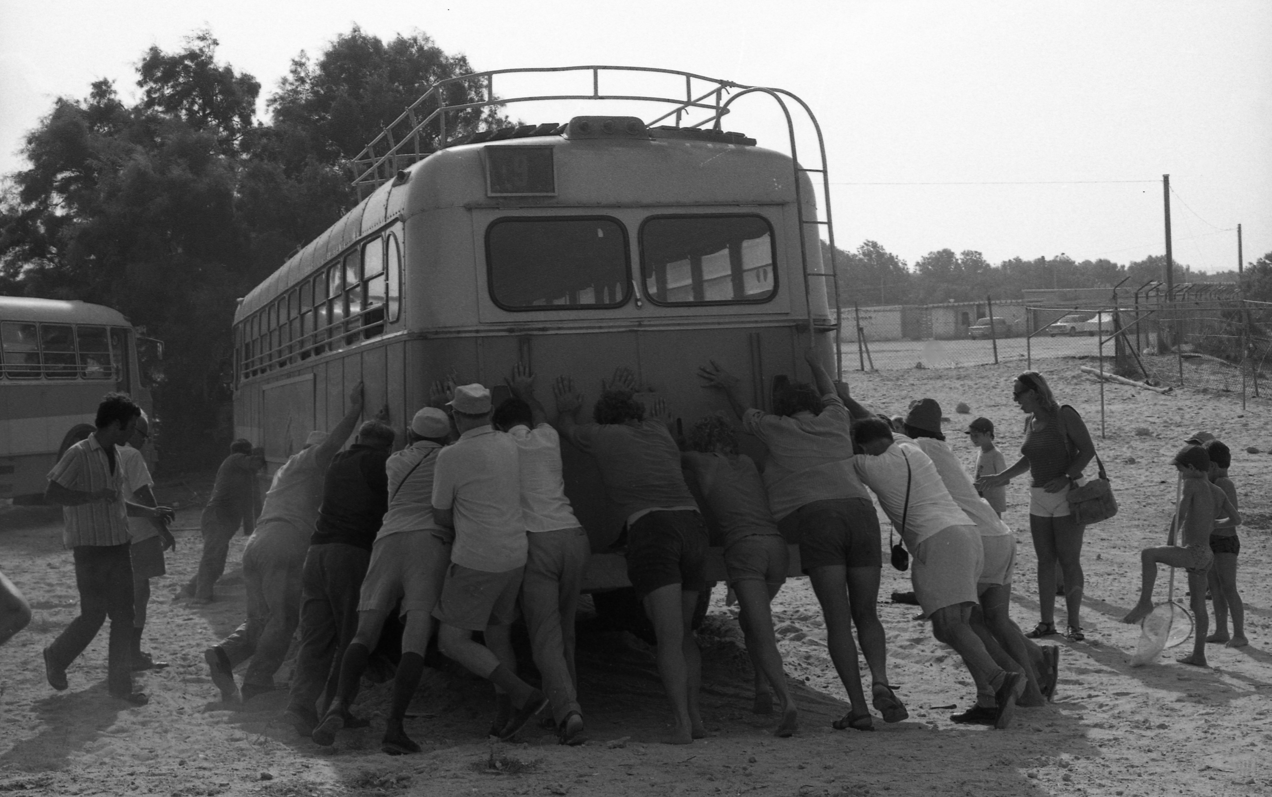  סוף שבוע בחוף נוה ים; 1973