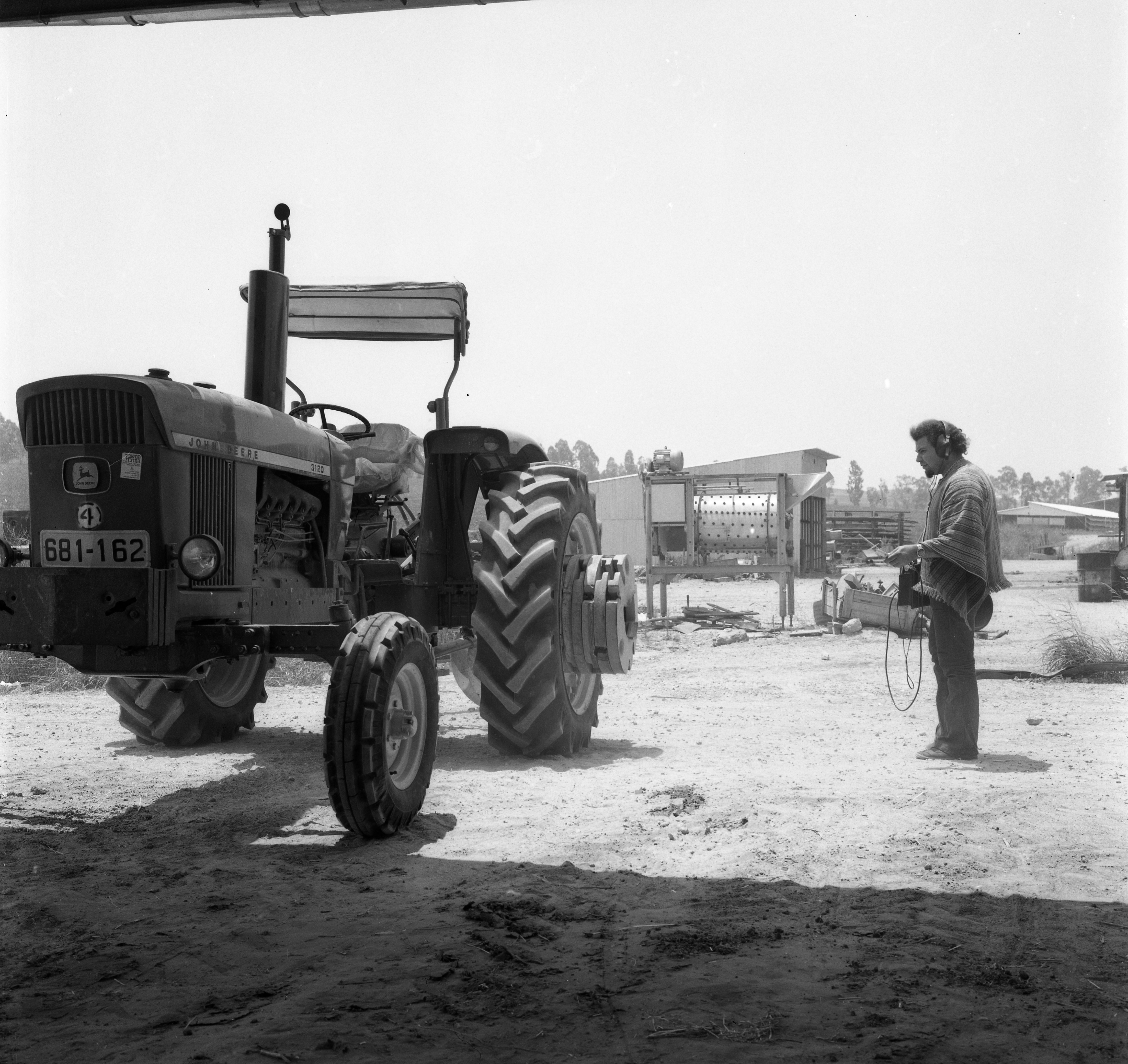  צוות הסרטה של הטלויזיה, אפריל; 1972