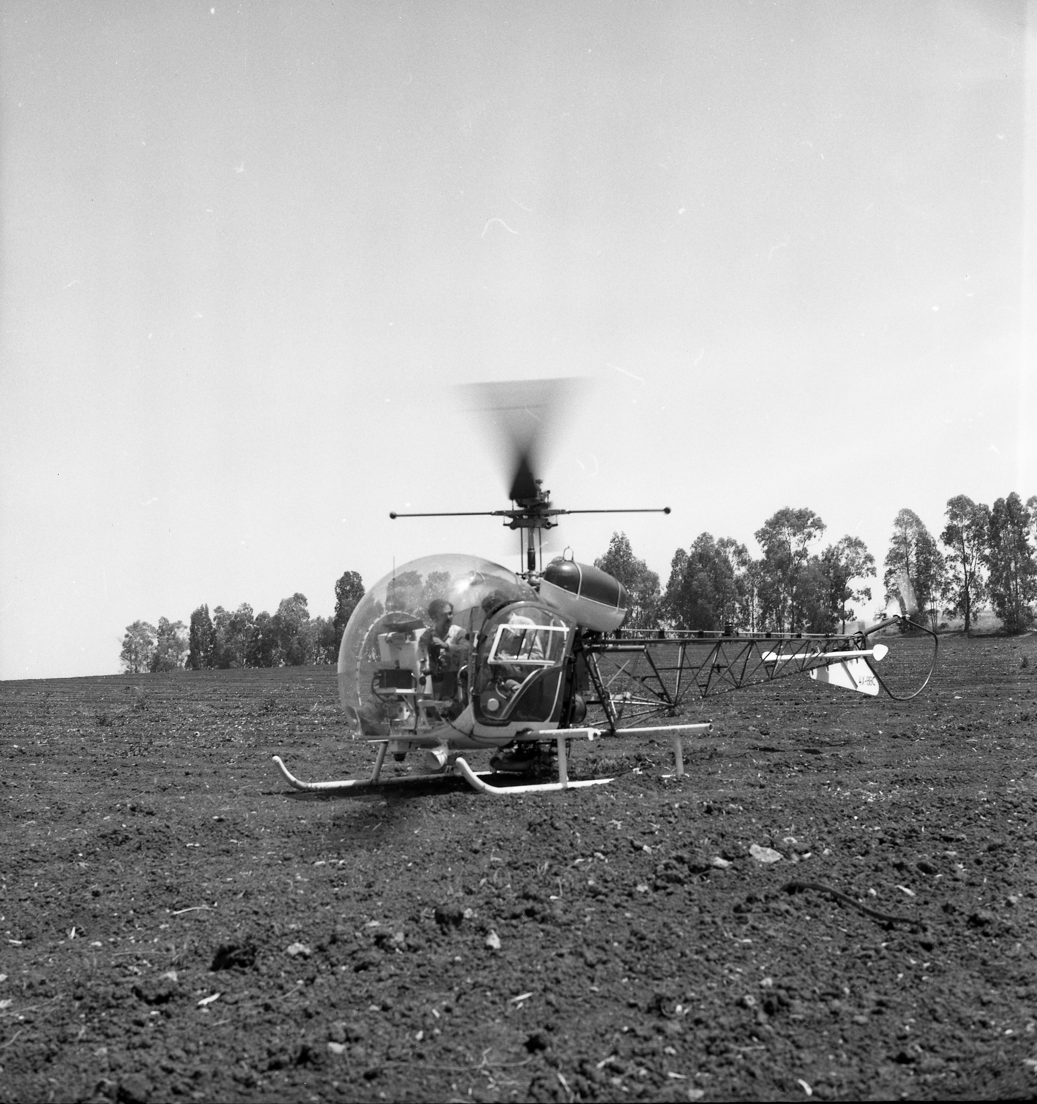  צוות הסרטה של הטלויזיה, אפריל; 1972