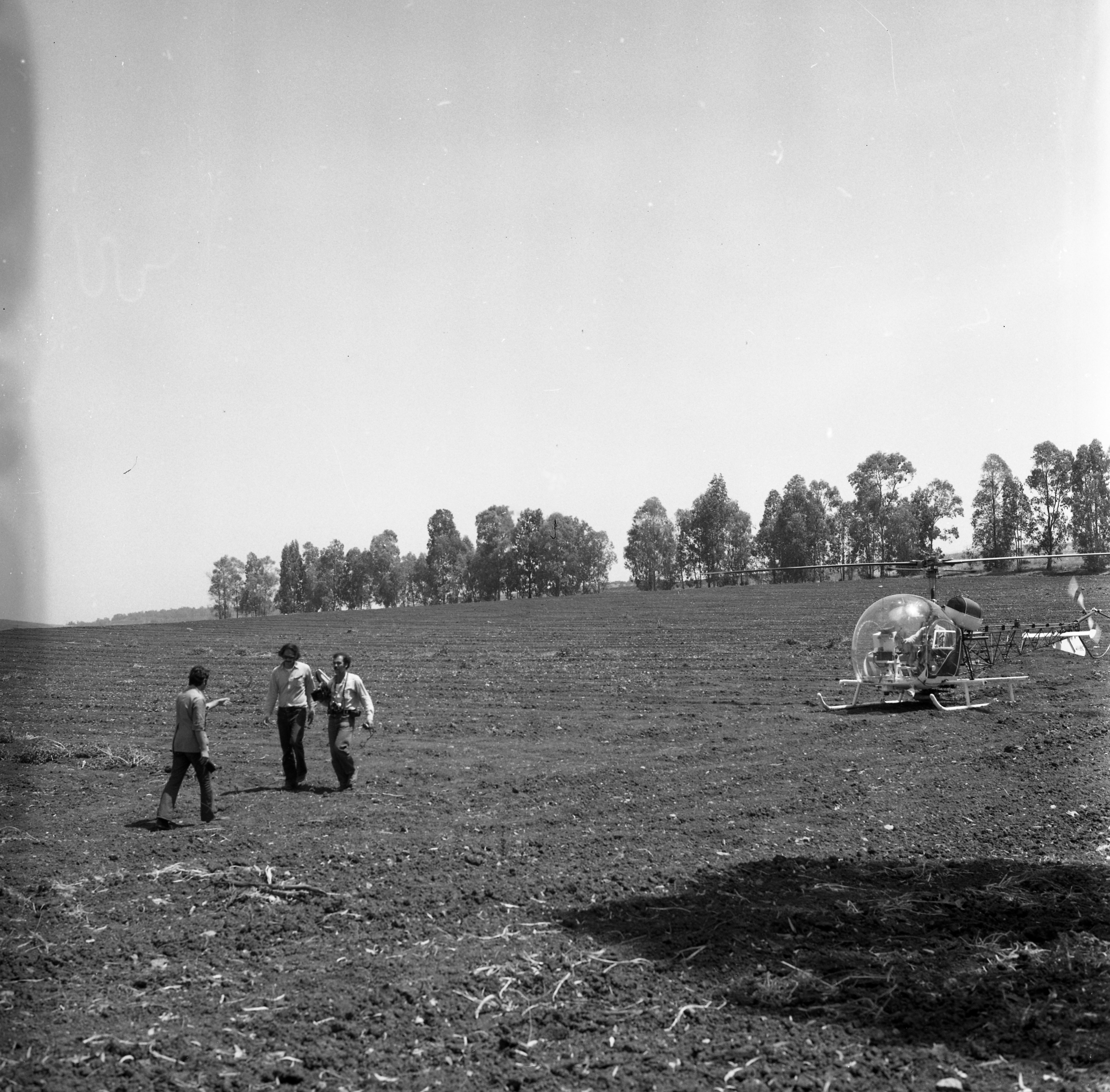  צוות הסרטה של הטלויזיה, אפריל; 1972