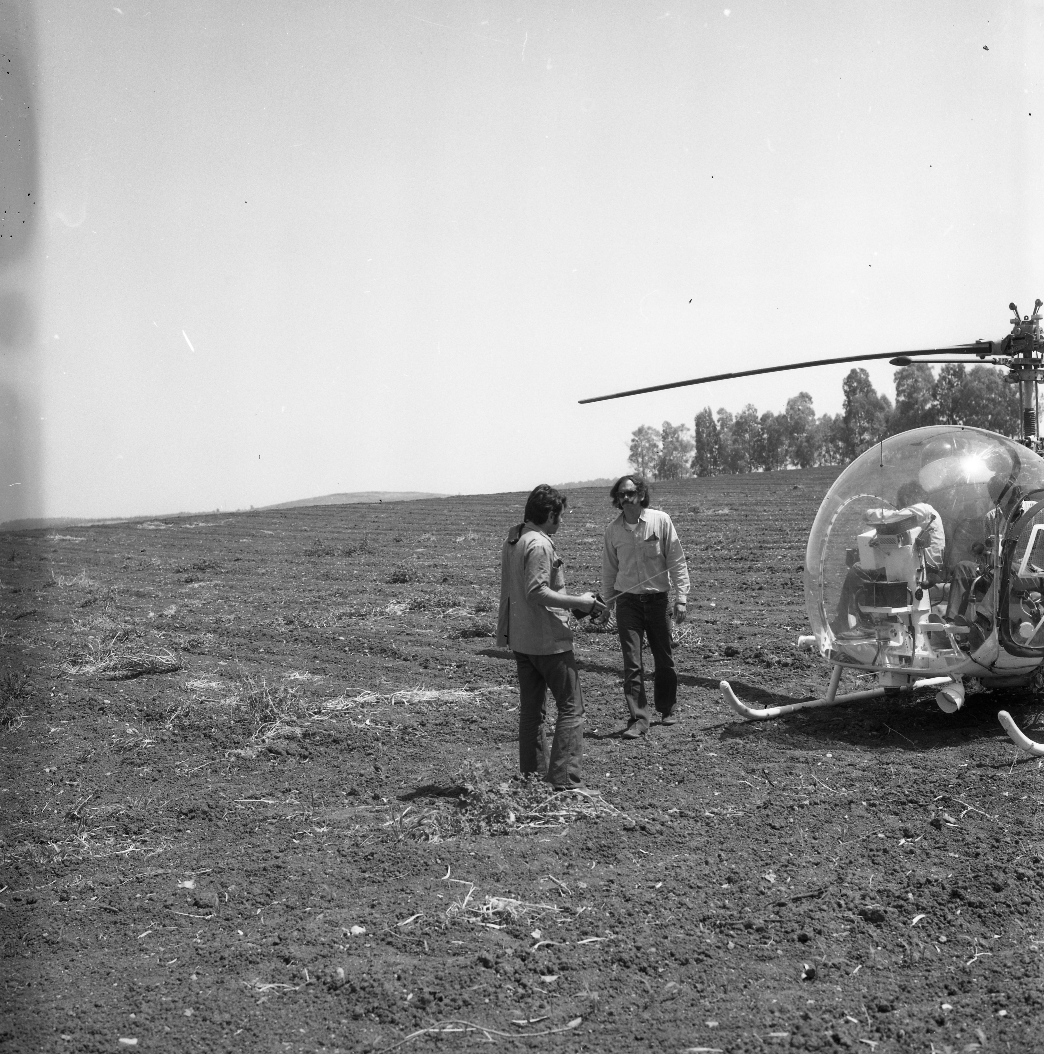  צוות הסרטה של הטלויזיה, אפריל; 1972