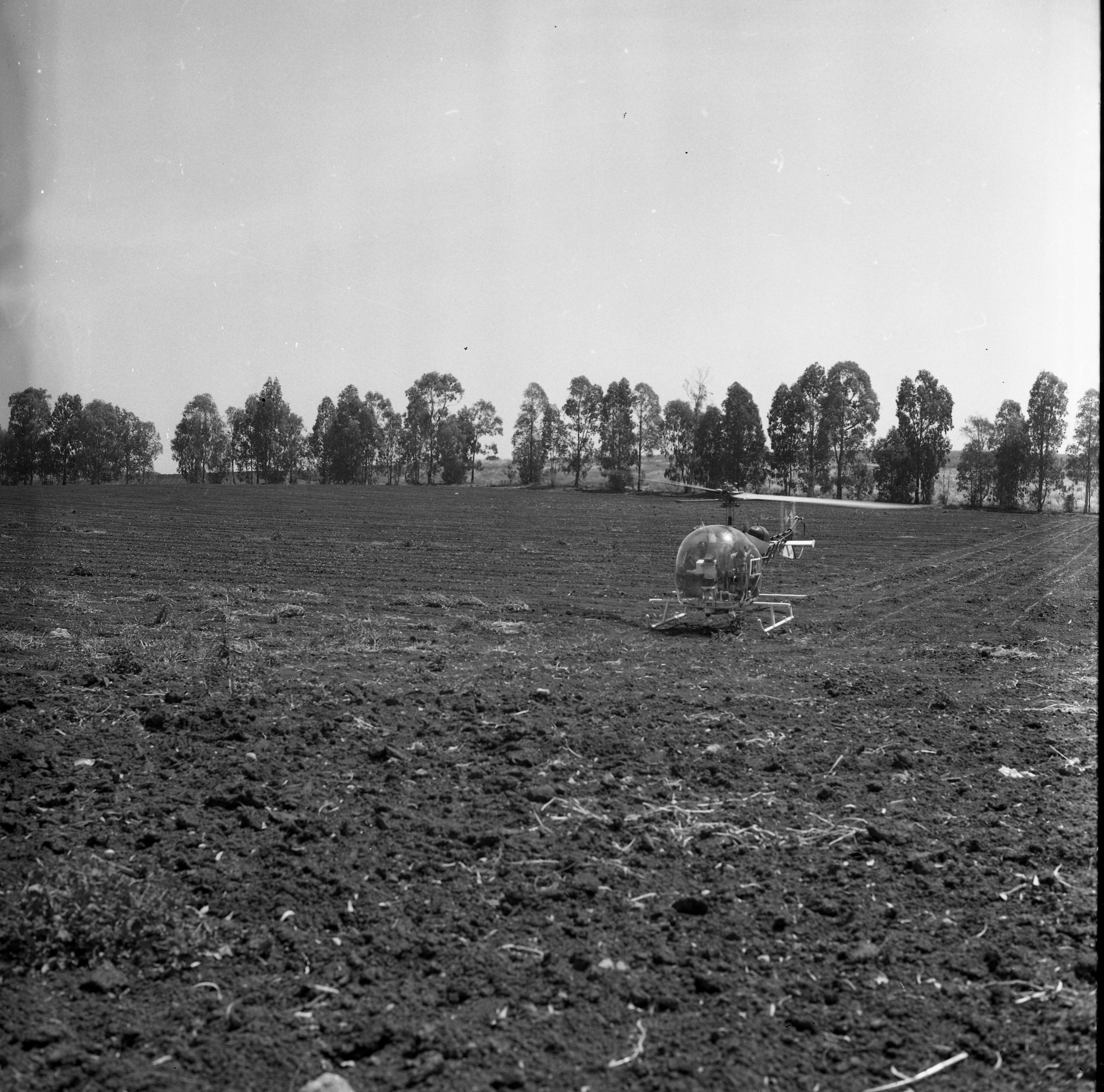  צוות הסרטה של הטלויזיה, אפריל; 1972