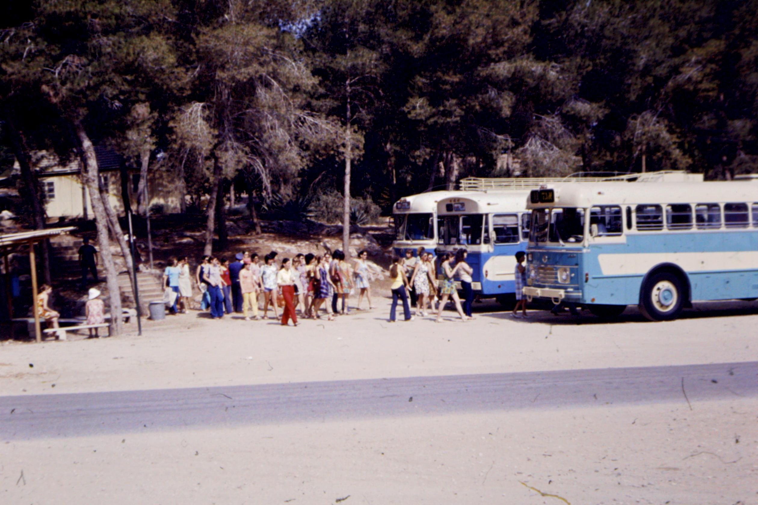 35028 - עלייה לאוטובוסים.jpg