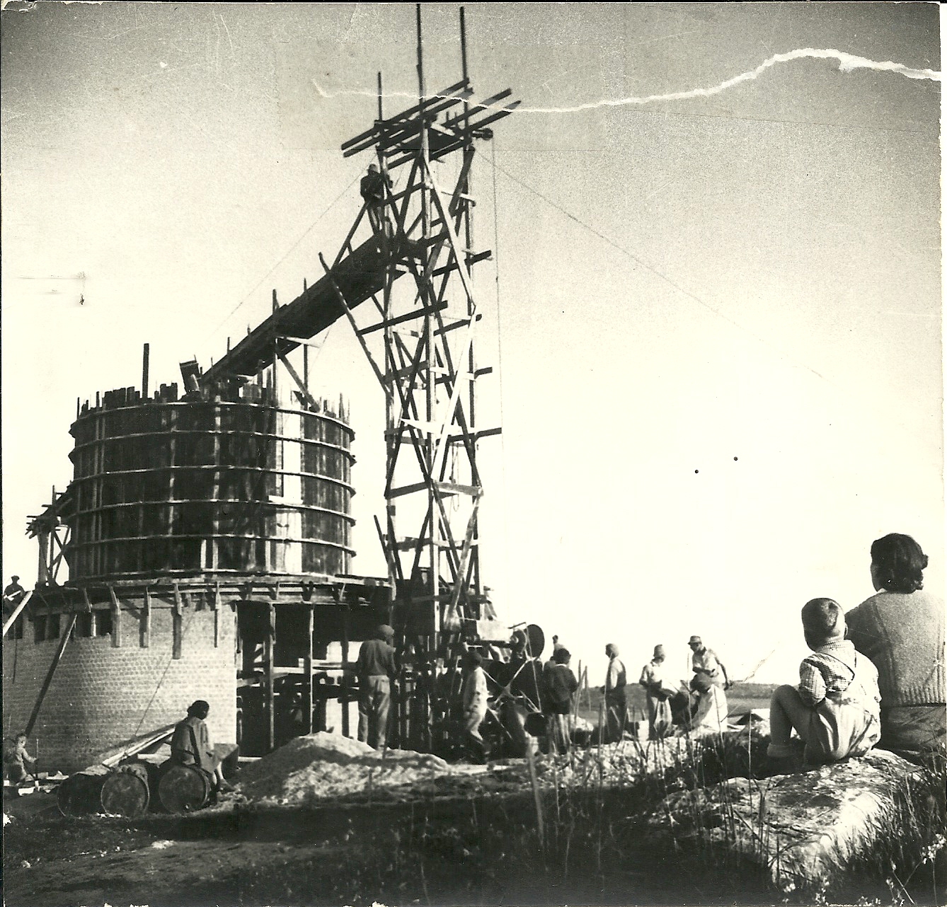 41686 - בניית הסילו.jpg