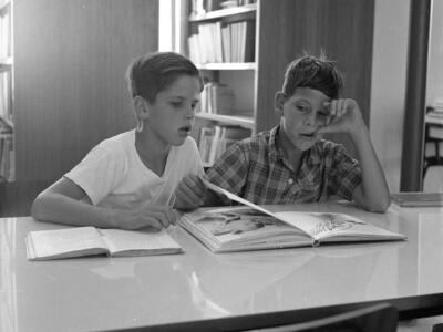  יעקב כספי ושמעון סביר (השמאלי) בספריה