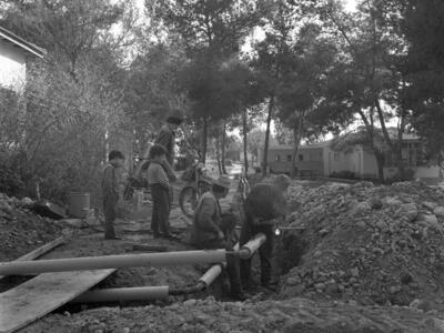  הנחת צנרת קיטור לחימום; 1972