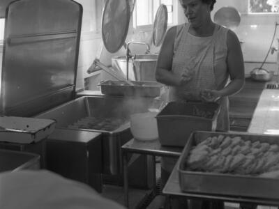  בעבודת מטבח כפר מנחם: 1974