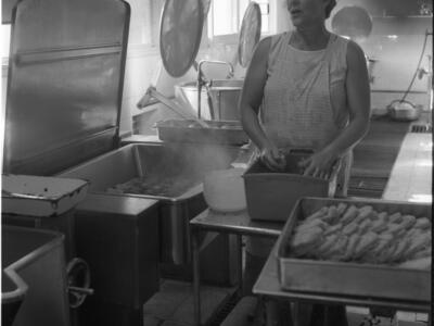  בעבודת מטבח כפר מנחם: 1974