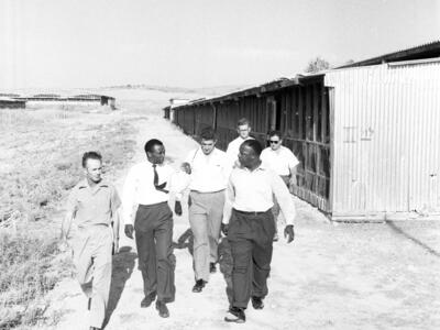  ביקור שר אוצרות הטבע של סירה לאון  בכפר מנחם; 196