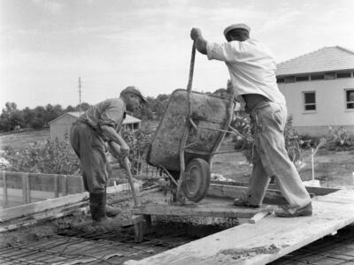  בנייה במוסד; 1960