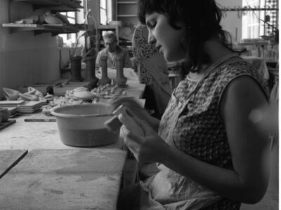  טליה פרוינד במפעל הקרמיקה; 1972