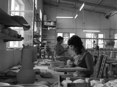  טליה פרוינד במפעל הקרמיקה; 1972
