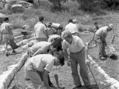  חברי החטיבה הצעירה בכפר מנחם גיוס להקמת אמפיתיאטר