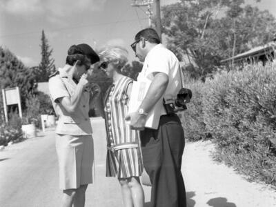  ח"ן, סיום טירונות, אל"מ סטלה לוי עם הורים; 1968