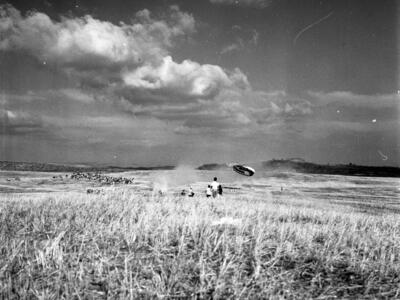  מפגן צניחה בשדות כפר מנחם; 1968