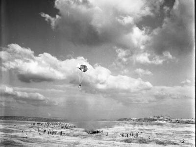  מפגן צניחה בשדות כפר מנחם; 1968