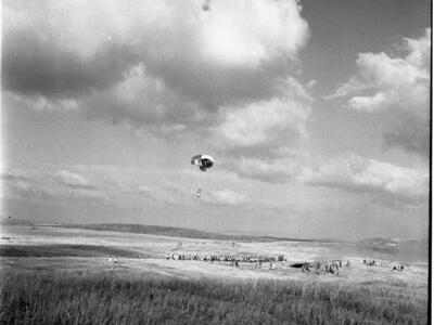  מפגן צניחה בשדות כפר מנחם; 1968