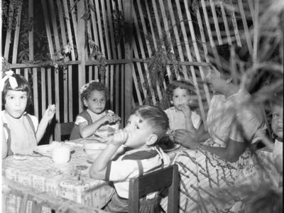  הגננת רות כצנלסון ילדי תומר סוכות; 1960
