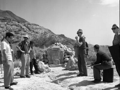  עם ציירי הקבה"א, בנחל דוד ליד עין גדי, מצבה לחניכ