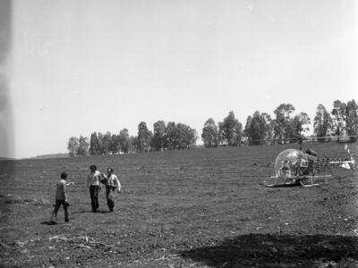  צוות הסרטה של הטלויזיה, אפריל; 1972