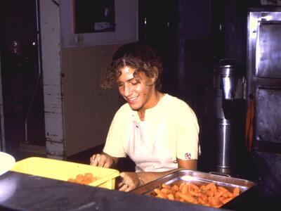 42812 - אביבית  במטבח.jpg