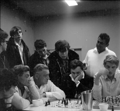  שחמט סימולטני כנגד אמן השחמט צ'רניאק, 27 פברואר; 