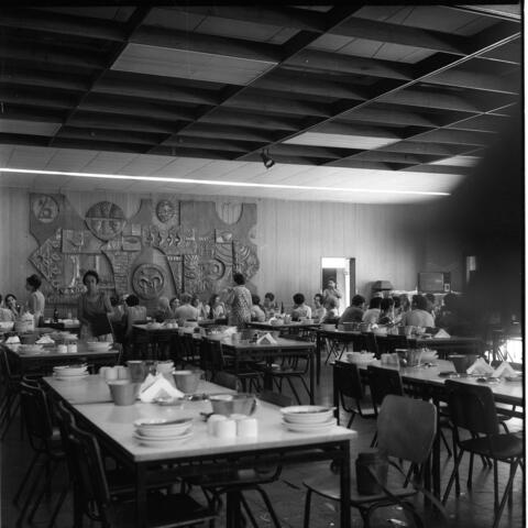  בחדר האוכל של כפר מנחם; 1974