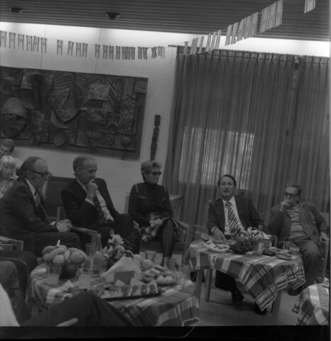  ביקורי השגרירים והנספחים, אפריל; 1977