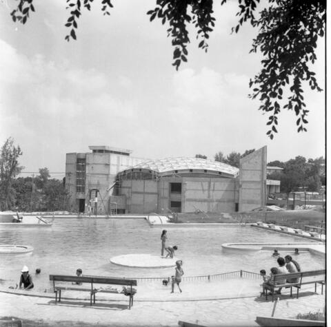  בית הבנים והבריכה כפר מנחם; 1975