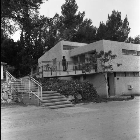  מרפאה כפר מנחם; 1975