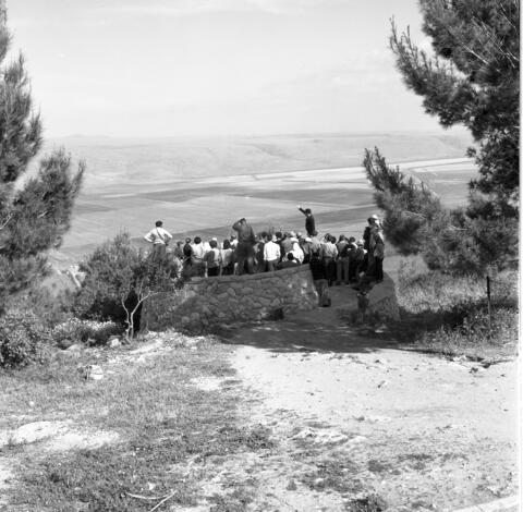  הטיול לגליל, תצפית מרכס מנרה לעבר עמק החולה ; 196