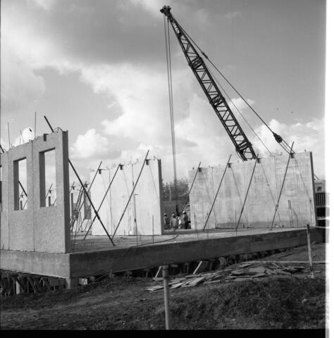  הקמת חדר האוכל מבוסד צופית ; 1970