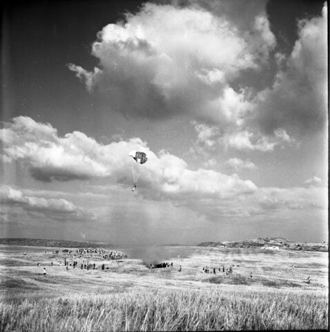  מפגן צניחה בשדות כפר מנחם; 1968